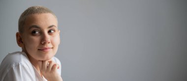 Kısa saçlı düşünceli genç bir kadının portresi. Boşluğu kopyala.