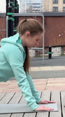 Genç kadın fitness açık havada yapıyor