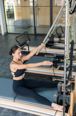 Kafkas kadın yenilikçi makineler üzerinde egzersiz yapıyor.