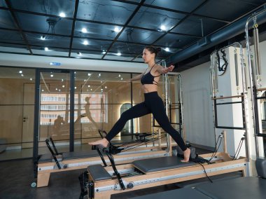 Kafkasyalı kadın reformcuları bölüyor.