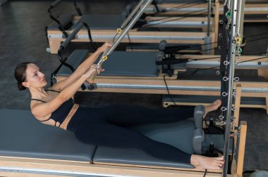 Kafkas kadın yenilikçi makineler üzerinde egzersiz yapıyor.