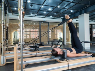 Kafkas kadın yenilikçi makineler üzerinde egzersiz yapıyor.