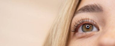 Kirpik kaplama prosedüründen sonra bir kadının gözlerine yakın çekim