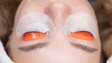 Kirpik kaplama prosedüründen geçen beyaz bir kadın. Üst görünüm