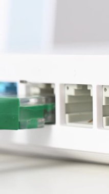 Kabloyu yönlendiriciye takan kadın