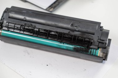 Beyaz arkaplanda kırık lazer yazıcı kartuşu