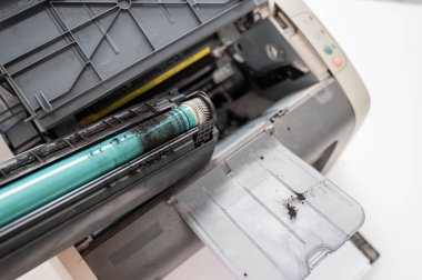 Beyaz arkaplanda kırık lazer yazıcı kartuşu