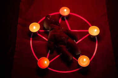 Pentagramda vudu bebeği. Cadı büyüleri