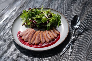 Kızarmış ördek bir tabakta parçalara ayrılmış.