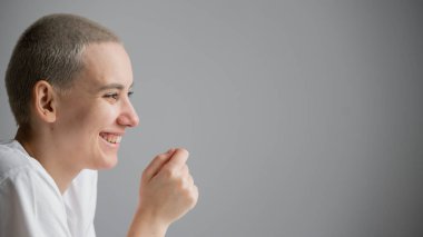 Kısa saçlı düşünceli genç bir kadının portresi. Boşluğu kopyala.