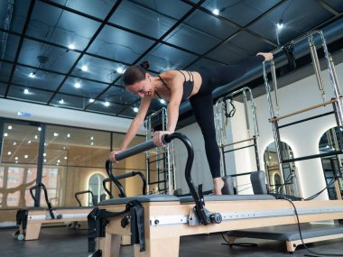 Kafkas kadın yenilikçi makineler üzerinde egzersiz yapıyor.