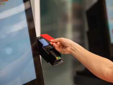 Modern Perakende Mağazasında Canlı Alışveriş Deneyimi