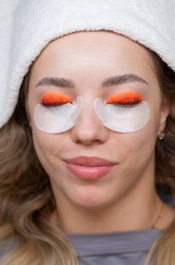 Kirpik kaplama prosedüründen geçen beyaz bir kadın. Üst görünüm