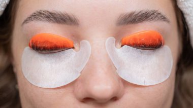 Kirpik kaplama prosedüründen geçen beyaz bir kadın. Üst görünüm