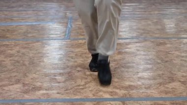 Geleneksel İrlanda dansı yapan erkek bacaklarının yakın çekimi