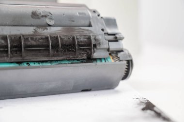 Beyaz arkaplanda kırık lazer yazıcı kartuşu