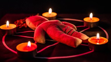 Pentagramda vudu bebeği. Cadı büyüleri