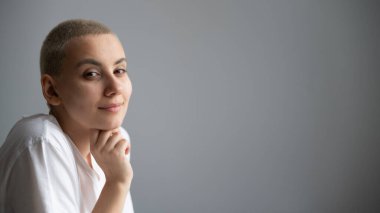 Kısa saçlı düşünceli genç bir kadının portresi. Boşluğu kopyala.