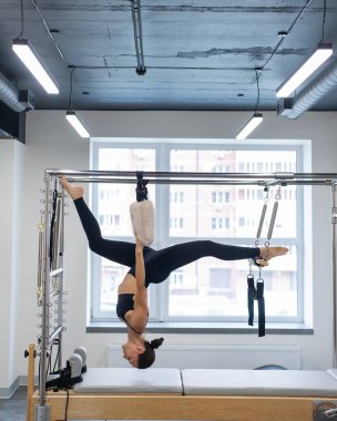 Kafkasyalı kadın reformcularla pilates yapıyor.