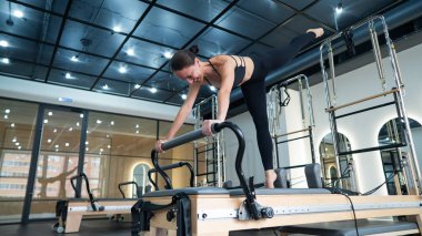 Kafkas kadın yenilikçi makineler üzerinde egzersiz yapıyor.