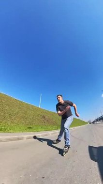 Beyaz bir adam hızla paten kayar.