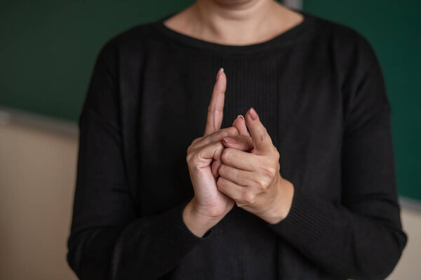 Женщина показывает слово переводчик на русском языке жестов