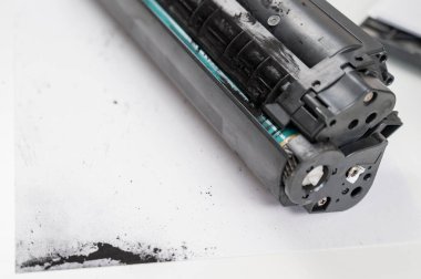 Beyaz arkaplanda kırık lazer yazıcı kartuşu