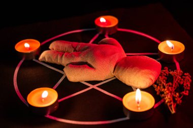 Pentagramda vudu bebeği. Cadı büyüleri