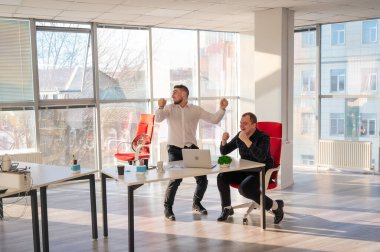 İki Kafkas erkeği işte başarıyı kutluyor