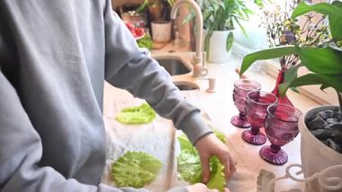 Hamburger için sos hazırlayan genç adam.