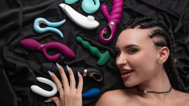 Beyaz kadın portresi seks oyuncaklarının arasında yatıyordu.