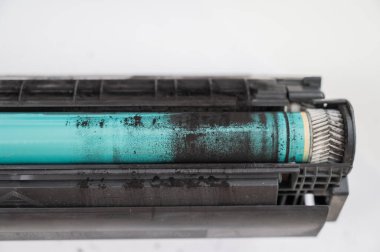 Beyaz arkaplanda kırık lazer yazıcı kartuşu