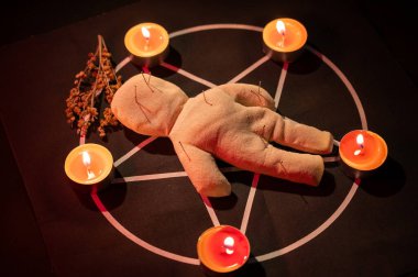 Pentagramda vudu bebeği. Cadı büyüleri