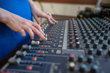 Eller Ses Seviyelerini Karıştırma Konsolunda Ayarlıyor