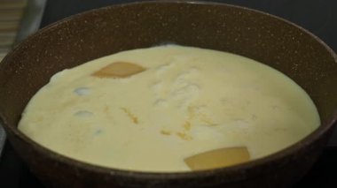 Peynirli omlet yapma süreci.