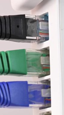 Yönlendiriciden kabloyu çıkaran kadın