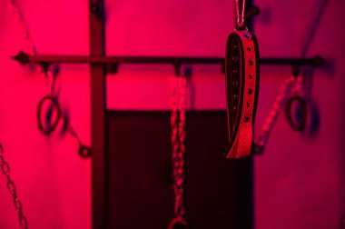 BDSM kurulumu. Zincirli ve kelepçeli duvar
