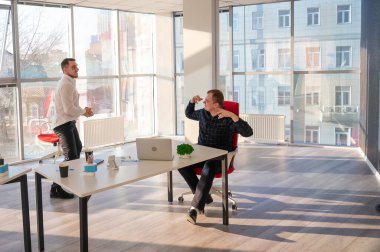 İki Kafkas erkeği işte başarıyı kutluyor