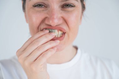 Bir kadın çiğneme tütünü kullanır