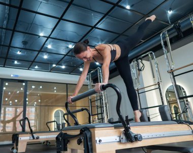 Kafkas kadın yenilikçi makineler üzerinde egzersiz yapıyor.