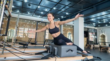 Kafkas kadın yenilikçi makineler üzerinde egzersiz yapıyor.