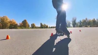 Beyaz bir adam slalom pistinde paten kayıyor.