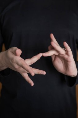 Bir adam internet kelimesini Rusça işaret diliyle gösteriyor.