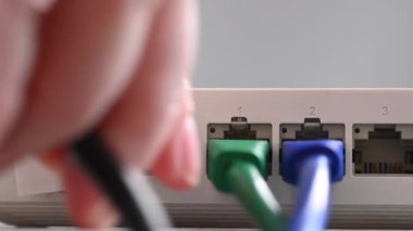 Kabloyu yönlendiriciye takan kadın