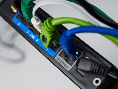 Renkli Ethernet Kabloları Yönlendiriciye Bağlı