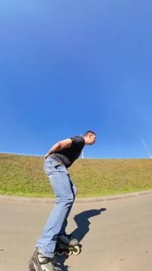 Beyaz bir adam hızla paten kayar.