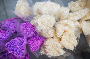 Dükkanda rengarenk ortancalar var.