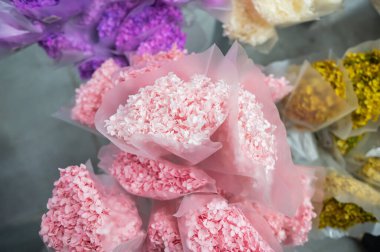 Dükkanda rengarenk ortancalar var.