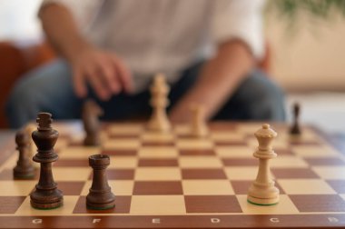 Orta yaşlı beyaz bir adamın satranç oynaması yakındır.