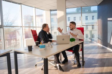 İki Kafkas erkeği işte başarıyı kutluyor